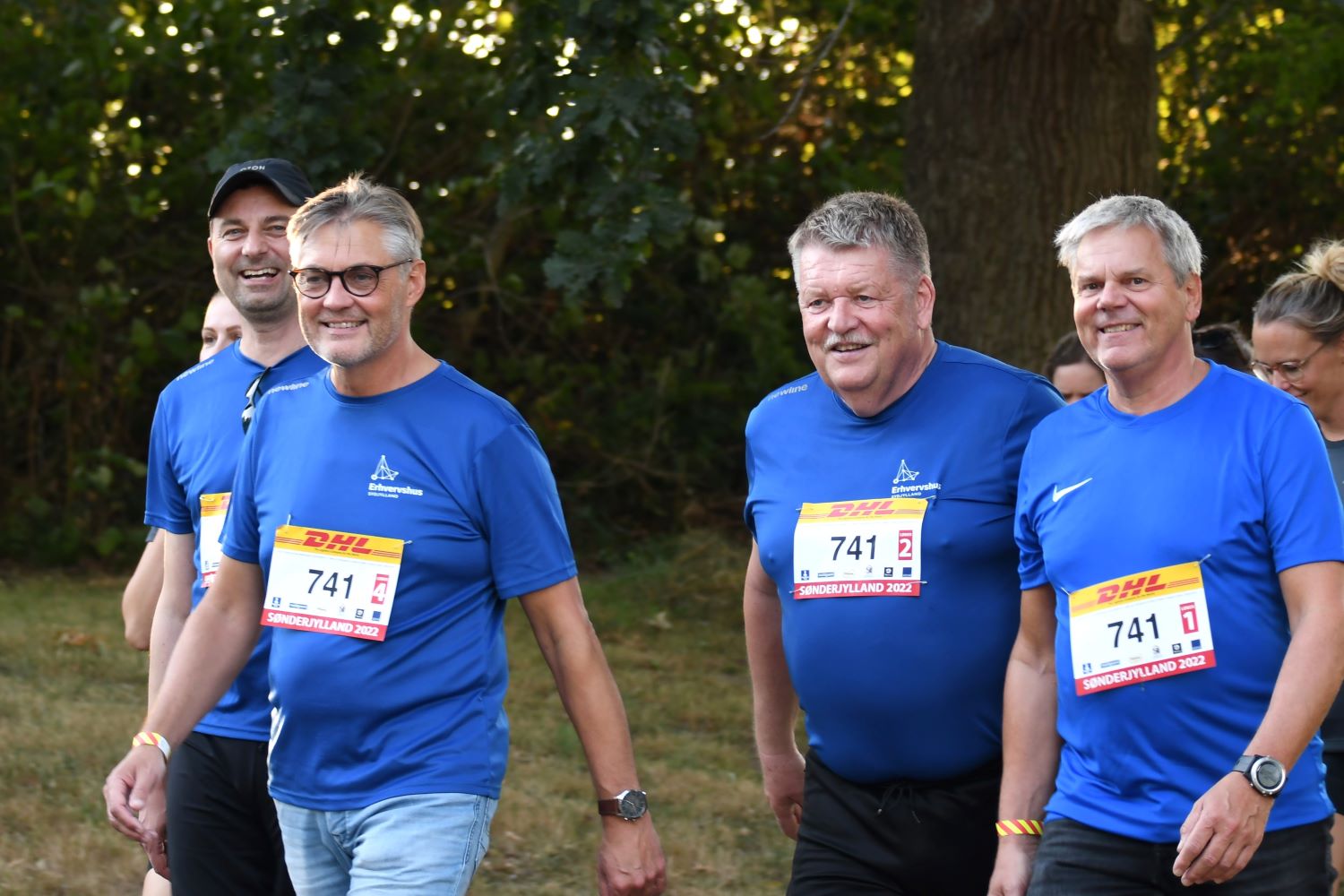 Vi deltager i DHL og hygger os sammen.